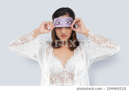 Asian woman take off a sleeping mask 104469328