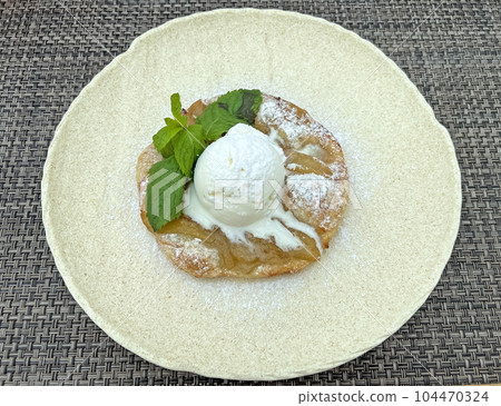 Hot pear pie with vanilla ice cream Hot pear pie with vanilla ice cream 104470324