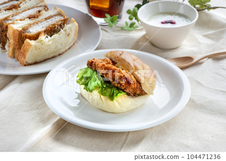 雞肉漢堡和炸肉排三明治 雞肉漢堡和炸肉排三明治 104471236