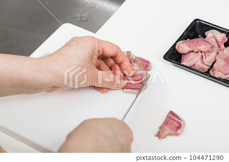 [家庭主婦用刀準備烤雞肉串豬舌] 104471290