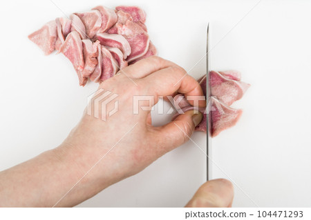 [家庭主婦用刀準備烤雞肉串豬舌] 104471293