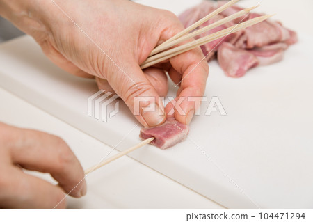 [Housewife skewering yakitori pork tongue] 104471294