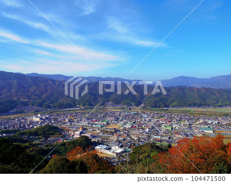 從愛媛縣大洲市的富士山看到的大洲盆地（秋季） 104471500
