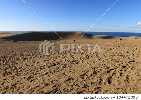 Autumn Tottori Sand Dunes Bustling with Tourists (Tottori Prefecture) 104472008