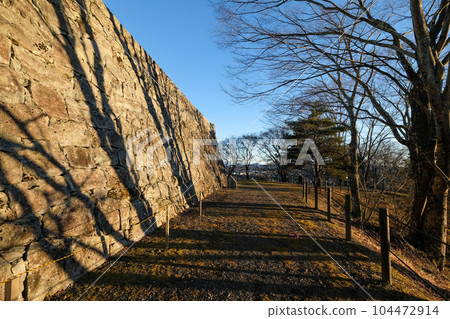 福島縣二本松市,冬天,二本松城,霞城,本丸遺址的石牆 福島縣二本松市,冬天,二本松城,霞城,本丸遺址的石牆 104472914