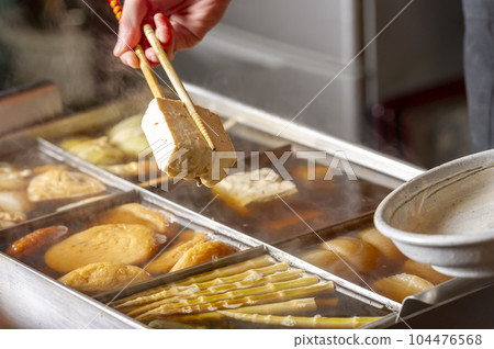 Delicious oden cooked in the shop 104476568