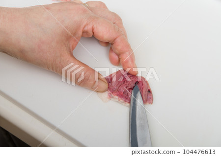 [Housewife preparing yakitori hearts with blood] 104476613