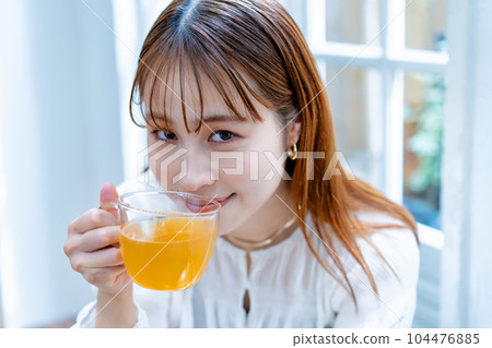 一個喝茶的年輕女子 104476885