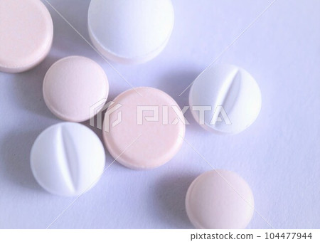 各種藥丸白色背景溢出藥丸過量過量穩定劑精神藥物 104477944