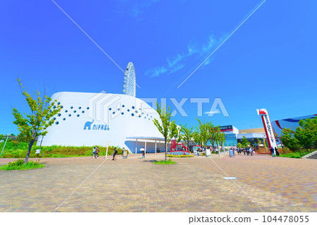 [Osaka Prefecture] Shopping at Expocity as a family on a blue sky holiday in July 104478055