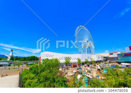 [Osaka Prefecture] Shopping at Expocity as a family on a blue sky holiday in July 104478056