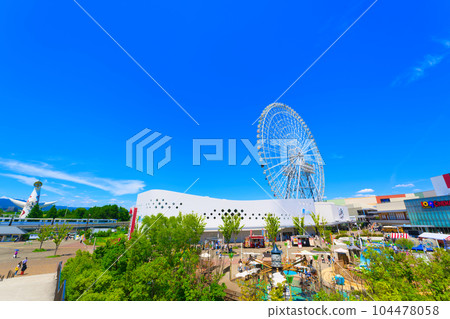 [Osaka Prefecture] Shopping at Expocity as a family on a blue sky holiday in July 104478058