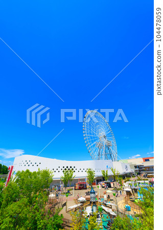 [Osaka Prefecture] Shopping at Expocity as a family on a blue sky holiday in July 104478059