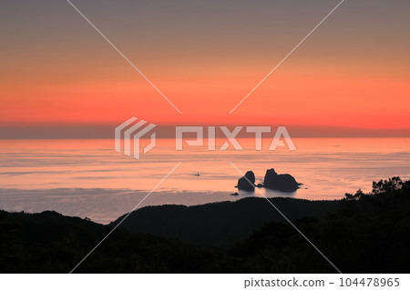 橙色天空和大海的日落景色 橙色天空和大海的日落景色 104478965