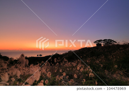 橙色天空和大海的日落景色 橙色天空和大海的日落景色 104478969