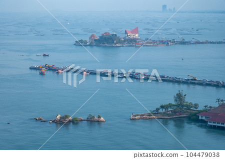 泰國春武里是拉差灣的一座漂浮寺廟 泰國春武里是拉差灣的一座漂浮寺廟 104479038