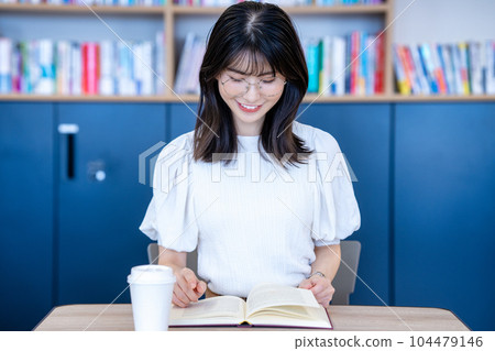 讀書的中年婦女 104479146
