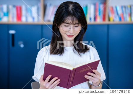 讀書的中年婦女 104479148