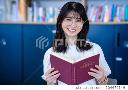 讀書的中年婦女 104479149