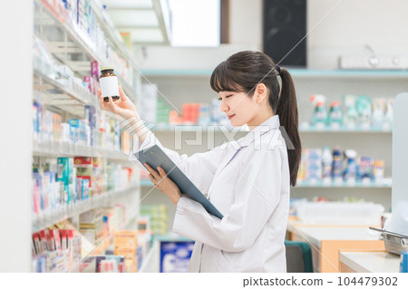 在藥局、醫院和藥局工作的藥劑師(處方、藥品、補充劑) 在藥局、醫院和藥局工作的藥劑師(處方、藥品、補充劑) 104479302