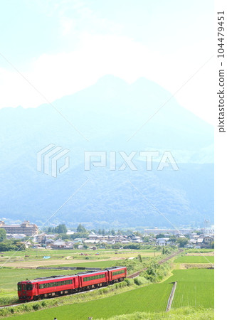 以由布山為背景行駛的久大本線特急“由布號”1 104479451