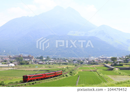 以由布山為背景行駛的久大本線特急“由布號2” 以由布山為背景行駛的久大本線特急“由布號2” 104479452