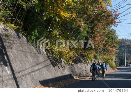 Climbers and autumn leaves on the route of Mt. Hyakuzo in the autumn (autumn season) of the 100 Famous Mountains of Yamanashi in Otsuki City, Yamanashi Prefecture 104479564