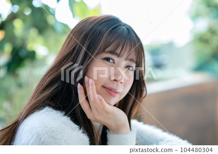 一位年輕女子感到皮膚濕潤 104480304