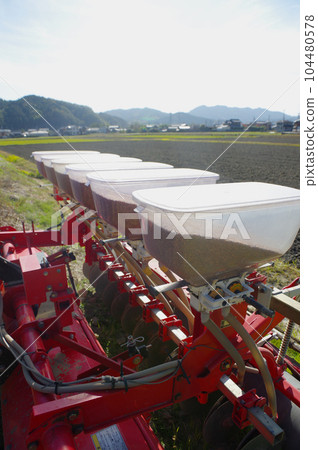 用拖拉機播種小麥 用拖拉機播種小麥 104480578