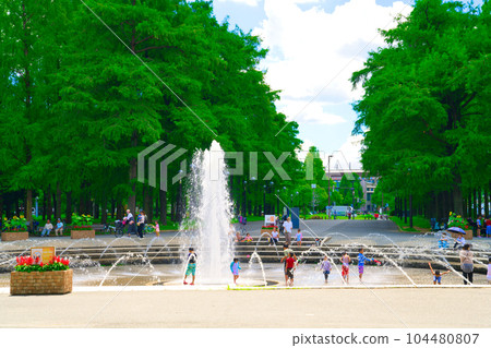 [Osaka Prefecture] July Children play in the water under the refreshing blue sky 104480807