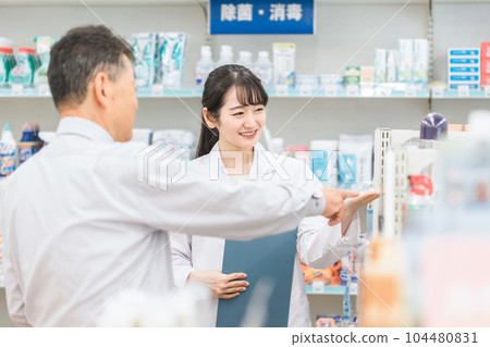 在藥房推薦客戶服務/藥物的藥劑師/配藥員 在藥房推薦客戶服務/藥物的藥劑師/配藥員 104480831