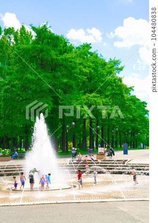 [Osaka Prefecture] July Children play in the water under the refreshing blue sky 104480838