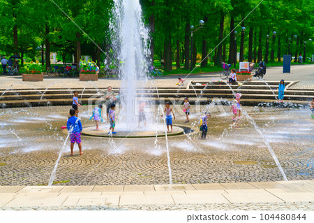 [Osaka Prefecture] July Children play in the water under the refreshing blue sky 104480844