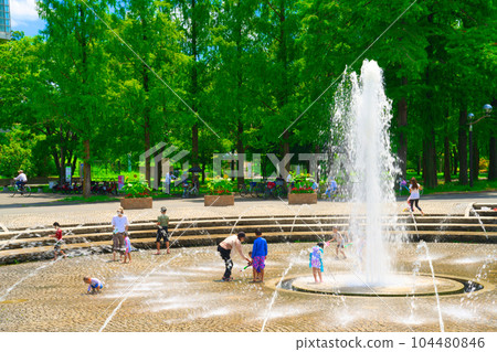 [Osaka Prefecture] July Children play in the water under the refreshing blue sky 104480846