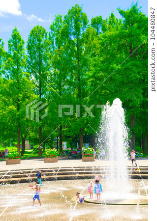 [Osaka Prefecture] July Children play in the water under the refreshing blue sky 104480847