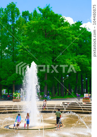 [Osaka Prefecture] July Children play in the water under the refreshing blue sky 104480875