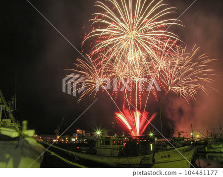 Fireworks in the night sky of Yawatahama City, Ehime Prefecture Fireworks in the night sky of Yawatahama City, Ehime Prefecture 104481177