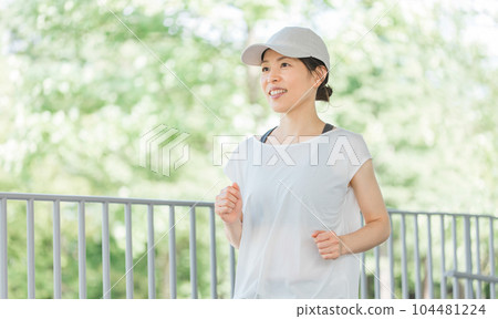 A woman who exercises, trains, and walks for a diet 104481224