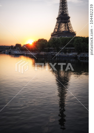 Eiffel Tower Seine River Sunrise View Eiffel Tower Seine River Sunrise View 104482239