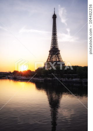 Eiffel Tower Seine River Sunrise View Eiffel Tower Seine River Sunrise View 104482256