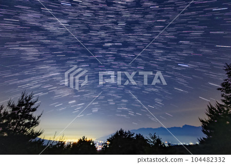 The summer starry sky and the Southern Alps mountain range seen from the Yatsugatake mountain range and Mt. Tennyo The summer starry sky and the Southern Alps mountain range seen from the Yatsugatake mountain range and Mt. Tennyo 104482332