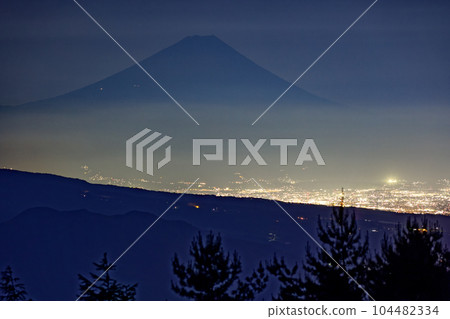 從八岳天如山眺望富士山和甲府盆地的夜景 從八岳天如山眺望富士山和甲府盆地的夜景 104482334
