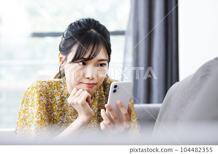 年輕女性,智能手機,麻煩,麻煩,欺凌,SNS 年輕女性,智能手機,麻煩,麻煩,欺凌,SNS 104482355