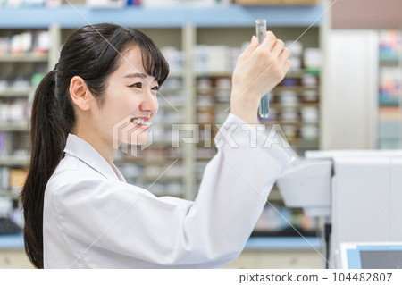 醫學生、研究人員、藥劑師和在實驗室進行研究的藥劑師 104482807