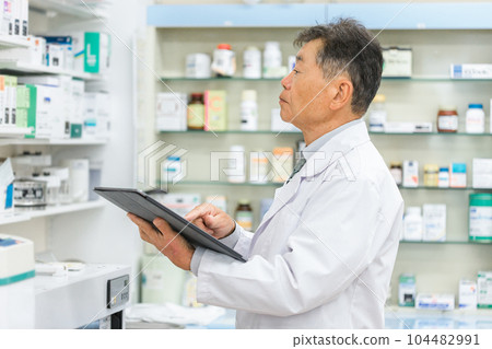 藥劑師/配藥師在協調藥房接受諮詢 104482991