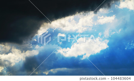 戲劇性的天空和雲景觀 戲劇性的天空和雲景觀 104483604