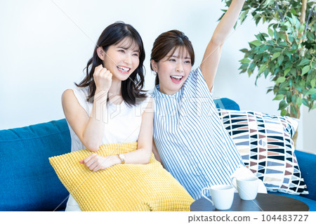 兩個女人興奮 104483727