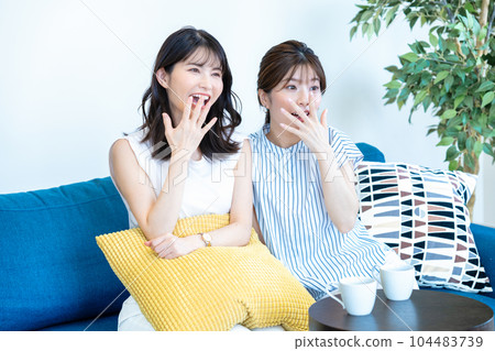 兩個女人興奮 104483739