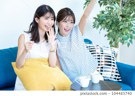 兩個女人興奮 104483740