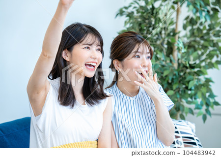 兩個女人歡呼 104483942